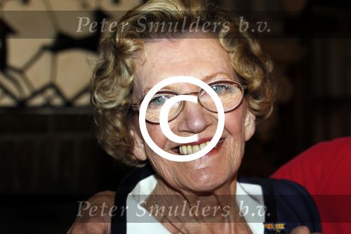 Zeist 10 maart 2011
Mieke Telkamp ontvangt uit handen van Anneke Gronloh een gouden DVD. Bart Peeters heeft alles georganiseerd.
Peter Smulders bv