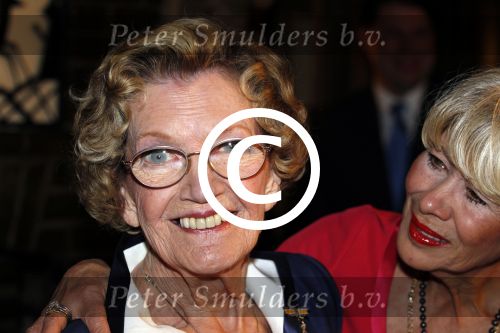 Zeist 10 maart 2011
Mieke Telkamp ontvangt uit handen van Anneke Gronloh een gouden DVD. Bart Peeters heeft alles georganiseerd.
Peter Smulders bv
