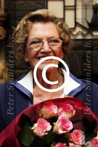 Zeist 10 maart 2011
Mieke Telkamp ontvangt uit handen van Anneke Gronloh een gouden DVD. Bart Peeters heeft alles georganiseerd.
Peter Smulders bv