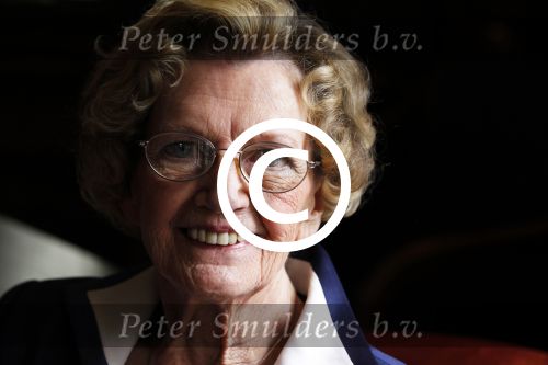 Zeist 10 maart 2011
Mieke Telkamp ontvangt uit handen van Anneke Gronloh een gouden DVD. Bart Peeters heeft alles georganiseerd.
Peter Smulders bv