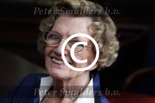 Zeist 10 maart 2011
Mieke Telkamp ontvangt uit handen van Anneke Gronloh een gouden DVD. Bart Peeters heeft alles georganiseerd.
Peter Smulders bv