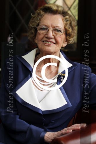 Zeist 10 maart 2011
Mieke Telkamp ontvangt uit handen van Anneke Gronloh een gouden DVD. Bart Peeters heeft alles georganiseerd.
Peter Smulders bv