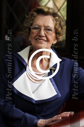 Zeist 10 maart 2011
Mieke Telkamp ontvangt uit handen van Anneke Gronloh een gouden DVD. Bart Peeters heeft alles georganiseerd.
Peter Smulders bv
