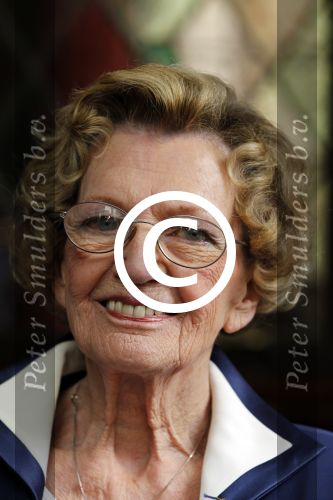 Zeist 10 maart 2011
Mieke Telkamp ontvangt uit handen van Anneke Gronloh een gouden DVD. Bart Peeters heeft alles georganiseerd.
Peter Smulders bv