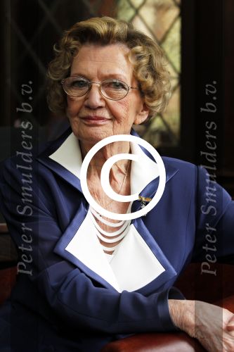 Zeist 10 maart 2011
Mieke Telkamp ontvangt uit handen van Anneke Gronloh een gouden DVD. Bart Peeters heeft alles georganiseerd.
Peter Smulders bv