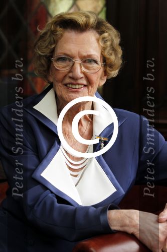 Zeist 10 maart 2011
Mieke Telkamp ontvangt uit handen van Anneke Gronloh een gouden DVD. Bart Peeters heeft alles georganiseerd.
Peter Smulders bv