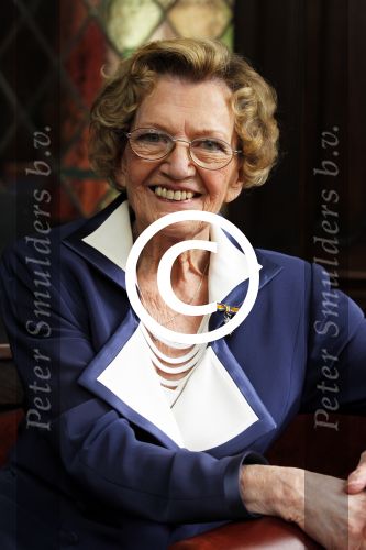 Zeist 10 maart 2011
Mieke Telkamp ontvangt uit handen van Anneke Gronloh een gouden DVD. Bart Peeters heeft alles georganiseerd.
Peter Smulders bv