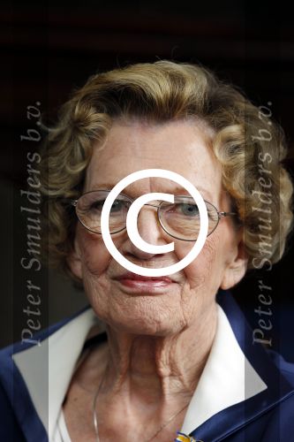Zeist 10 maart 2011
Mieke Telkamp ontvangt uit handen van Anneke Gronloh een gouden DVD. Bart Peeters heeft alles georganiseerd.
Peter Smulders bv