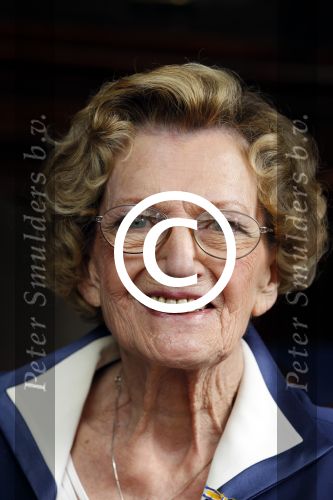Zeist 10 maart 2011
Mieke Telkamp ontvangt uit handen van Anneke Gronloh een gouden DVD. Bart Peeters heeft alles georganiseerd.
Peter Smulders bv