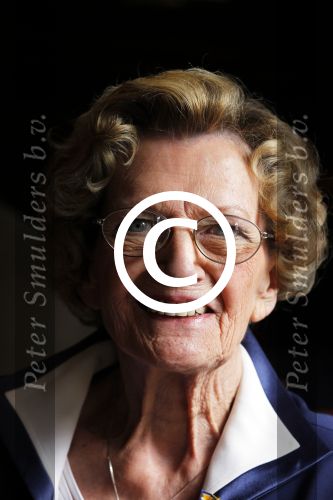Zeist 10 maart 2011
Mieke Telkamp ontvangt uit handen van Anneke Gronloh een gouden DVD. Bart Peeters heeft alles georganiseerd.
Peter Smulders bv