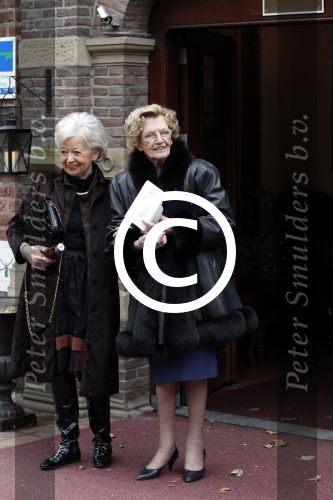Zeist 10 maart 2011
Mieke Telkamp ontvangt uit handen van Anneke Gronloh een gouden DVD. Bart Peeters heeft alles georganiseerd.
Peter Smulders bv