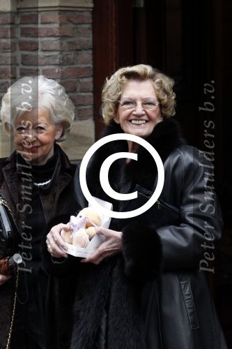 Zeist 10 maart 2011
Mieke Telkamp ontvangt uit handen van Anneke Gronloh een gouden DVD. Bart Peeters heeft alles georganiseerd.
Peter Smulders bv