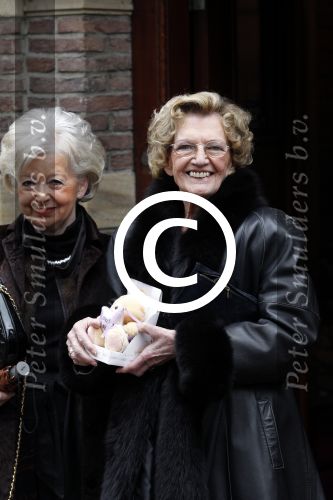 Zeist 10 maart 2011
Mieke Telkamp ontvangt uit handen van Anneke Gronloh een gouden DVD. Bart Peeters heeft alles georganiseerd.
Peter Smulders bv