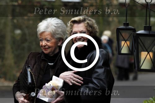 Zeist 10 maart 2011
Mieke Telkamp ontvangt uit handen van Anneke Gronloh een gouden DVD. Bart Peeters heeft alles georganiseerd.
Peter Smulders bv