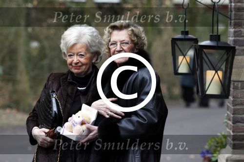 Zeist 10 maart 2011
Mieke Telkamp ontvangt uit handen van Anneke Gronloh een gouden DVD. Bart Peeters heeft alles georganiseerd.
Peter Smulders bv