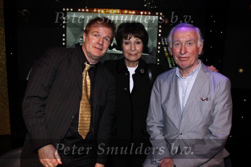 Hilversum 17 februari 2011
Presentatie boek Bert v d Veer bij beeld en geluid. Joop v d Ende neemt het eerste boek in ontvangst. Hennie Huisman Mies Bouwman Peter Jan Rens en Fred Oster
Peter Smulders bv