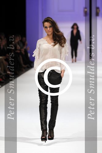 Amsterdam 7 maart 2011
Modeshow Jos v raak in de westergasfabriek met als modellen oa Georgina Verbaan Irene v d Laar Froukje de Both Quinty Trustfull Marvy Rieder en Kim Feenstra.
Peter Smulders bv