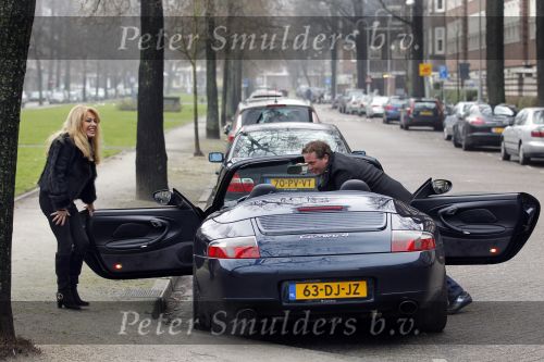 Amsterdam 12 februari 2011
Nicky v Dam heeft zijn vriendin Patricia Paay een Porsche 911 cabrio cadeau gegeven voor valentijnsdag.
Peter Smulders bv