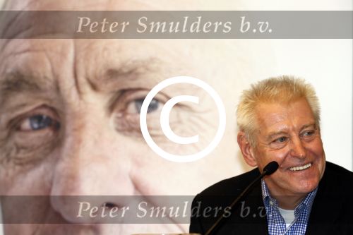 Amsterdam 14 maart 2011
Presentaie blad helden wat deze maand helemaal in het teken staat van Johan Cruijff. Frits en Barbara Barend presenteren het vanuit het olympisch stadion. Piet Schrijvers
Peter Smulders bv