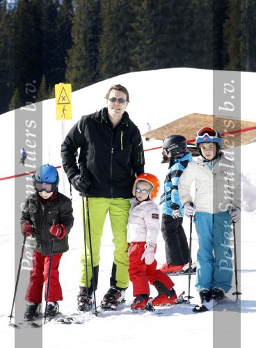 Lech 19 februari 2011
Fotosessie met de koninklijke familie in Lech. Aanwezig waren Koningin Beatrix Prins Willem Alexander Maxima Prinses Amalai Ariane en Alexia aslmede Prins Constantijn met zijn vrouw Prinses Laurentien en kinderen en Prins Friso met zijn vrouw Mabel Wisse Smit en hun kinderen.
Peter Smulders bv
