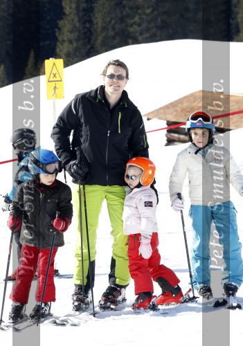 Lech 19 februari 2011
Fotosessie met de koninklijke familie in Lech. Aanwezig waren Koningin Beatrix Prins Willem Alexander Maxima Prinses Amalai Ariane en Alexia aslmede Prins Constantijn met zijn vrouw Prinses Laurentien en kinderen en Prins Friso met zijn vrouw Mabel Wisse Smit en hun kinderen.
Peter Smulders bv