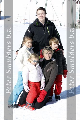 Lech 19 februari 2011
Fotosessie met de koninklijke familie in Lech. Aanwezig waren Koningin Beatrix Prins Willem Alexander Maxima Prinses Amalai Ariane en Alexia aslmede Prins Constantijn met zijn vrouw Prinses Laurentien en kinderen en Prins Friso met zijn vrouw Mabel Wisse Smit en hun kinderen.
Peter Smulders bv