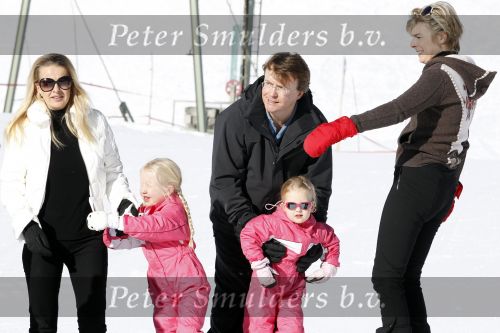 Lech 19 februari 2011
Fotosessie met de koninklijke familie in Lech. Aanwezig waren Koningin Beatrix Prins Willem Alexander Maxima Prinses Amalai Ariane en Alexia aslmede Prins Constantijn met zijn vrouw Prinses Laurentien en kinderen en Prins Friso met zijn vrouw Mabel Wisse Smit en hun kinderen.
Peter Smulders bv