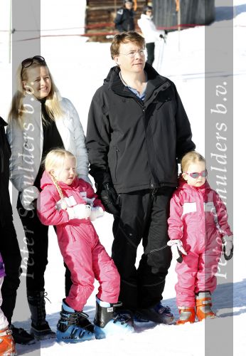 Lech 19 februari 2011
Fotosessie met de koninklijke familie in Lech. Aanwezig waren Koningin Beatrix Prins Willem Alexander Maxima Prinses Amalai Ariane en Alexia aslmede Prins Constantijn met zijn vrouw Prinses Laurentien en kinderen en Prins Friso met zijn vrouw Mabel Wisse Smit en hun kinderen.
Peter Smulders bv