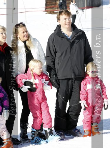 Lech 19 februari 2011
Fotosessie met de koninklijke familie in Lech. Aanwezig waren Koningin Beatrix Prins Willem Alexander Maxima Prinses Amalai Ariane en Alexia aslmede Prins Constantijn met zijn vrouw Prinses Laurentien en kinderen en Prins Friso met zijn vrouw Mabel Wisse Smit en hun kinderen.
Peter Smulders bv