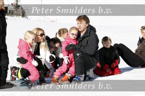 Lech 19 februari 2011
Fotosessie met de koninklijke familie in Lech. Aanwezig waren Koningin Beatrix Prins Willem Alexander Maxima Prinses Amalai Ariane en Alexia aslmede Prins Constantijn met zijn vrouw Prinses Laurentien en kinderen en Prins Friso met zijn vrouw Mabel Wisse Smit en hun kinderen.
Peter Smulders bv