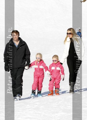 Lech 19 februari 2011
Fotosessie met de koninklijke familie in Lech. Aanwezig waren Koningin Beatrix Prins Willem Alexander Maxima Prinses Amalai Ariane en Alexia aslmede Prins Constantijn met zijn vrouw Prinses Laurentien en kinderen en Prins Friso met zijn vrouw Mabel Wisse Smit en hun kinderen.
Peter Smulders bv