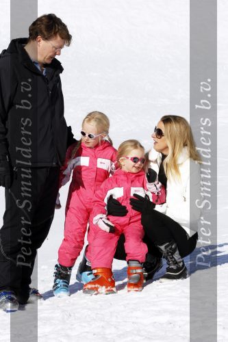 Lech 19 februari 2011
Fotosessie met de koninklijke familie in Lech. Aanwezig waren Koningin Beatrix Prins Willem Alexander Maxima Prinses Amalai Ariane en Alexia aslmede Prins Constantijn met zijn vrouw Prinses Laurentien en kinderen en Prins Friso met zijn vrouw Mabel Wisse Smit en hun kinderen.
Peter Smulders bv