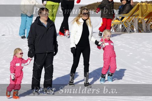 Lech 19 februari 2011
Fotosessie met de koninklijke familie in Lech. Aanwezig waren Koningin Beatrix Prins Willem Alexander Maxima Prinses Amalai Ariane en Alexia aslmede Prins Constantijn met zijn vrouw Prinses Laurentien en kinderen en Prins Friso met zijn vrouw Mabel Wisse Smit en hun kinderen.
Peter Smulders bv