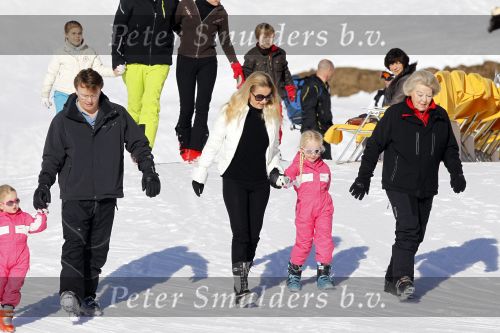 Lech 19 februari 2011
Fotosessie met de koninklijke familie in Lech. Aanwezig waren Koningin Beatrix Prins Willem Alexander Maxima Prinses Amalai Ariane en Alexia aslmede Prins Constantijn met zijn vrouw Prinses Laurentien en kinderen en Prins Friso met zijn vrouw Mabel Wisse Smit en hun kinderen.
Peter Smulders bv