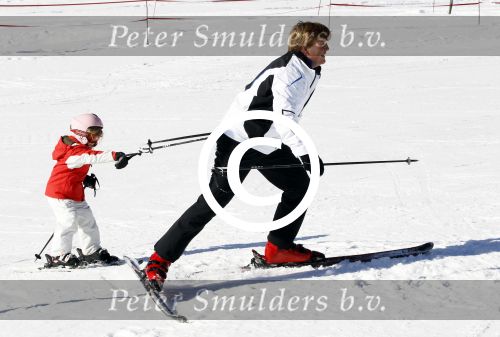 Lech 19 februari 2011
Fotosessie met de koninklijke familie in Lech. Aanwezig waren Koningin Beatrix Prins Willem Alexander Maxima Prinses Amalai Ariane en Alexia aslmede Prins Constantijn met zijn vrouw Prinses Laurentien en kinderen en Prins Friso met zijn vrouw Mabel Wisse Smit en hun kinderen.
Peter Smulders bv