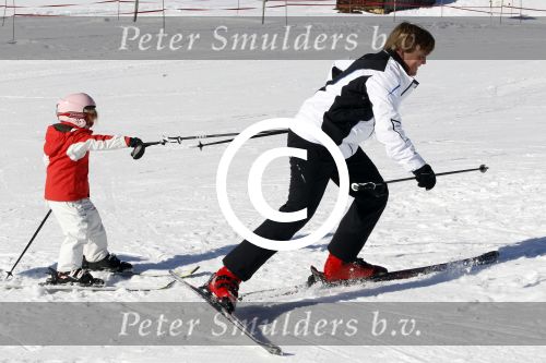 Lech 19 februari 2011
Fotosessie met de koninklijke familie in Lech. Aanwezig waren Koningin Beatrix Prins Willem Alexander Maxima Prinses Amalai Ariane en Alexia aslmede Prins Constantijn met zijn vrouw Prinses Laurentien en kinderen en Prins Friso met zijn vrouw Mabel Wisse Smit en hun kinderen.
Peter Smulders bv