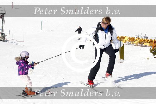 Lech 19 februari 2011
Fotosessie met de koninklijke familie in Lech. Aanwezig waren Koningin Beatrix Prins Willem Alexander Maxima Prinses Amalai Ariane en Alexia aslmede Prins Constantijn met zijn vrouw Prinses Laurentien en kinderen en Prins Friso met zijn vrouw Mabel Wisse Smit en hun kinderen.
Peter Smulders bv