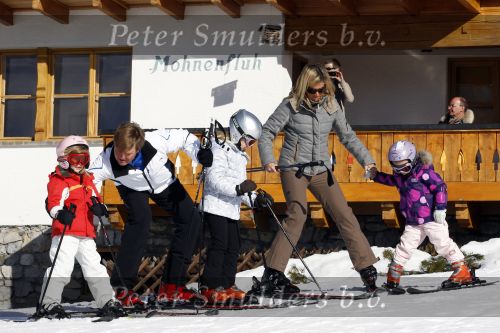 Lech 19 februari 2011
Fotosessie met de koninklijke familie in Lech. Aanwezig waren Koningin Beatrix Prins Willem Alexander Maxima Prinses Amalai Ariane en Alexia aslmede Prins Constantijn met zijn vrouw Prinses Laurentien en kinderen en Prins Friso met zijn vrouw Mabel Wisse Smit en hun kinderen.
Peter Smulders bv