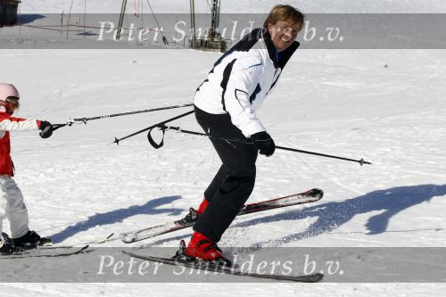 Lech 19 februari 2011
Fotosessie met de koninklijke familie in Lech. Aanwezig waren Koningin Beatrix Prins Willem Alexander Maxima Prinses Amalai Ariane en Alexia aslmede Prins Constantijn met zijn vrouw Prinses Laurentien en kinderen en Prins Friso met zijn vrouw Mabel Wisse Smit en hun kinderen.
Peter Smulders bv