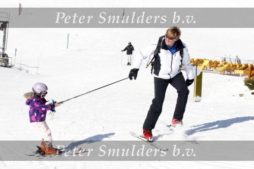 Lech 19 februari 2011
Fotosessie met de koninklijke familie in Lech. Aanwezig waren Koningin Beatrix Prins Willem Alexander Maxima Prinses Amalai Ariane en Alexia aslmede Prins Constantijn met zijn vrouw Prinses Laurentien en kinderen en Prins Friso met zijn vrouw Mabel Wisse Smit en hun kinderen.
Peter Smulders bv