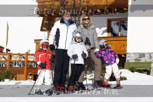 Lech 19 februari 2011
Fotosessie met de koninklijke familie in Lech. Aanwezig waren Koningin Beatrix Prins Willem Alexander Maxima Prinses Amalai Ariane en Alexia aslmede Prins Constantijn met zijn vrouw Prinses Laurentien en kinderen en Prins Friso met zijn vrouw Mabel Wisse Smit en hun kinderen.
Peter Smulders bv
