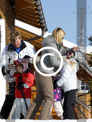 Lech 19 februari 2011
Fotosessie met de koninklijke familie in Lech. Aanwezig waren Koningin Beatrix Prins Willem Alexander Maxima Prinses Amalai Ariane en Alexia aslmede Prins Constantijn met zijn vrouw Prinses Laurentien en kinderen en Prins Friso met zijn vrouw Mabel Wisse Smit en hun kinderen.
Peter Smulders bv