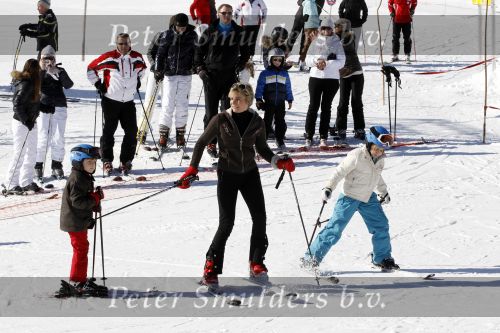 Lech 19 februari 2011
Fotosessie met de koninklijke familie in Lech. Aanwezig waren Koningin Beatrix Prins Willem Alexander Maxima Prinses Amalai Ariane en Alexia aslmede Prins Constantijn met zijn vrouw Prinses Laurentien en kinderen en Prins Friso met zijn vrouw Mabel Wisse Smit en hun kinderen.
Peter Smulders bv