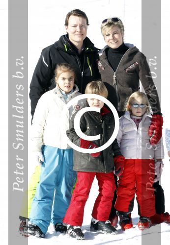 Lech 19 februari 2011
Fotosessie met de koninklijke familie in Lech. Aanwezig waren Koningin Beatrix Prins Willem Alexander Maxima Prinses Amalai Ariane en Alexia aslmede Prins Constantijn met zijn vrouw Prinses Laurentien en kinderen en Prins Friso met zijn vrouw Mabel Wisse Smit en hun kinderen.
Peter Smulders bv