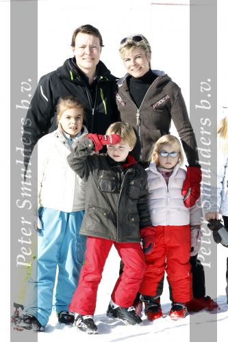 Lech 19 februari 2011
Fotosessie met de koninklijke familie in Lech. Aanwezig waren Koningin Beatrix Prins Willem Alexander Maxima Prinses Amalai Ariane en Alexia aslmede Prins Constantijn met zijn vrouw Prinses Laurentien en kinderen en Prins Friso met zijn vrouw Mabel Wisse Smit en hun kinderen.
Peter Smulders bv