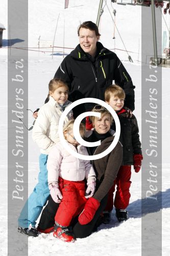Lech 19 februari 2011
Fotosessie met de koninklijke familie in Lech. Aanwezig waren Koningin Beatrix Prins Willem Alexander Maxima Prinses Amalai Ariane en Alexia aslmede Prins Constantijn met zijn vrouw Prinses Laurentien en kinderen en Prins Friso met zijn vrouw Mabel Wisse Smit en hun kinderen.
Peter Smulders bv