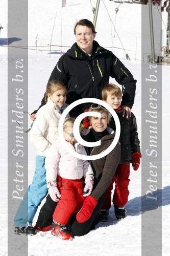 Lech 19 februari 2011
Fotosessie met de koninklijke familie in Lech. Aanwezig waren Koningin Beatrix Prins Willem Alexander Maxima Prinses Amalai Ariane en Alexia aslmede Prins Constantijn met zijn vrouw Prinses Laurentien en kinderen en Prins Friso met zijn vrouw Mabel Wisse Smit en hun kinderen.
Peter Smulders bv