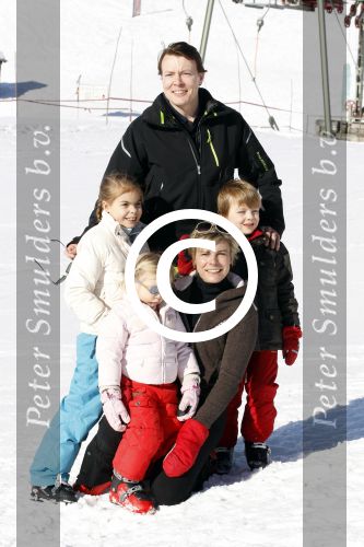 Lech 19 februari 2011
Fotosessie met de koninklijke familie in Lech. Aanwezig waren Koningin Beatrix Prins Willem Alexander Maxima Prinses Amalai Ariane en Alexia aslmede Prins Constantijn met zijn vrouw Prinses Laurentien en kinderen en Prins Friso met zijn vrouw Mabel Wisse Smit en hun kinderen.
Peter Smulders bv