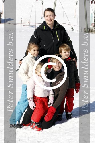 Lech 19 februari 2011
Fotosessie met de koninklijke familie in Lech. Aanwezig waren Koningin Beatrix Prins Willem Alexander Maxima Prinses Amalai Ariane en Alexia aslmede Prins Constantijn met zijn vrouw Prinses Laurentien en kinderen en Prins Friso met zijn vrouw Mabel Wisse Smit en hun kinderen.
Peter Smulders bv