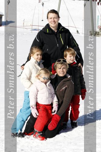 Lech 19 februari 2011
Fotosessie met de koninklijke familie in Lech. Aanwezig waren Koningin Beatrix Prins Willem Alexander Maxima Prinses Amalai Ariane en Alexia aslmede Prins Constantijn met zijn vrouw Prinses Laurentien en kinderen en Prins Friso met zijn vrouw Mabel Wisse Smit en hun kinderen.
Peter Smulders bv
